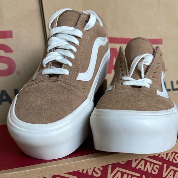 Vans men’s Old Skool Stacked Soft Suede Burro/True White 
VN0A7Q5MB69
Platforms - Picture 9 of 16